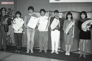 ジューシィ・フルーツのメンバーらと授賞式に並ぶ河合奈保子（右から2番目）