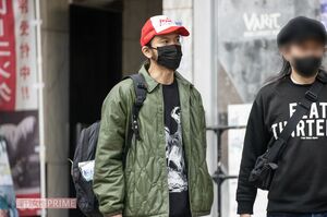 ライブハウスから出てくる長瀬智也。マスクの下から長いヒゲが見える（2023年）