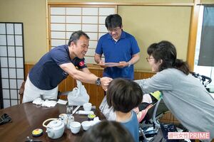 別れ際、母・佑加さんと両手で握手。「今日が始まりですから。これからよろしくお願いします」と大住　撮影／伊藤和幸