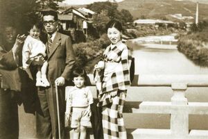 右から在りし日の母、姉、父と、抱っこされた2歳の浜木綿子さん（本人提供）