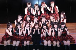 AKB48の公演後にチーム4のメンバーと。アンナさんの右隣が村山彩希さん