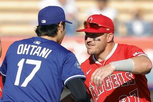 日本時間2025年3月24日、エンゼルス時代の盟友・トラウトとハグを交わす大谷翔平／共同通信