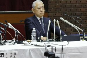 会見に参加する澤田康広副理事長　写真/共同通信社