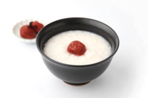 梅干し入りのおかゆ(※画像はイメージです)