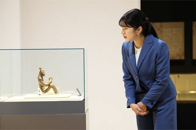 青森訪問の愛子さまが足を止めて見入られた“餃子形土偶”に「照れているように見える」と共感の声…天皇陛…