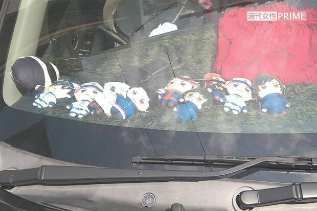 琉聖翔ちゃん自宅前に停められた車のダッシュボードには、たくさんのぬいぐるみが並ぶ