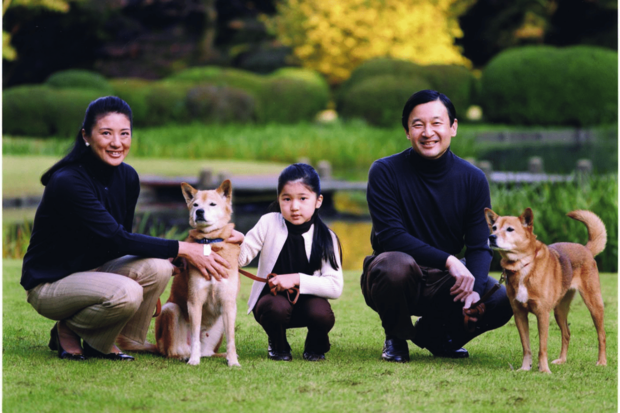 '07年12月。愛子さま6歳のお誕生日に公開された写真。愛犬のピッピとまりとともに。「ダークなタートルネックセーターにブラウン系ボトム。まるで絵画のよう。記念碑的な秋のファミリーショット」（写真提供／宮内庁）