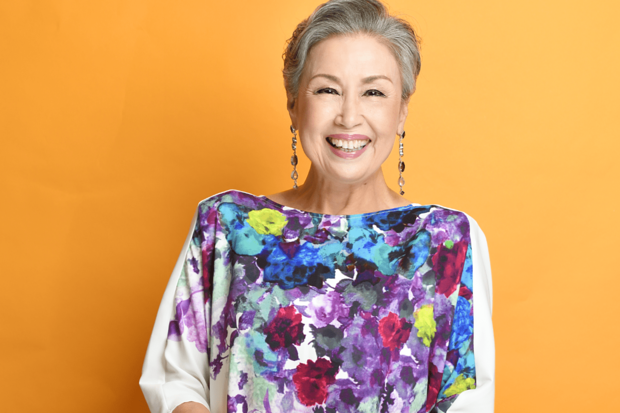 グレーヘアに変え、スタイリッシュな現在のマリ。年を重ね、新たな魅力を感じさせる（撮影／齋藤周造）