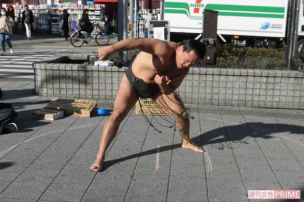 東京・高円寺の路上でパフォーマンスをする、ごっちゃんこさん