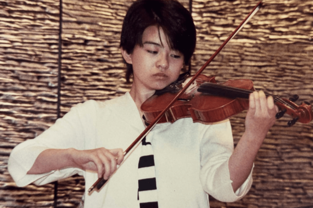 3歳から高校3年までピアノとバイオリンのレッスンを続けさせられた