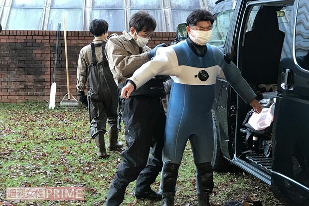 潜水スーツを着る白輪園長