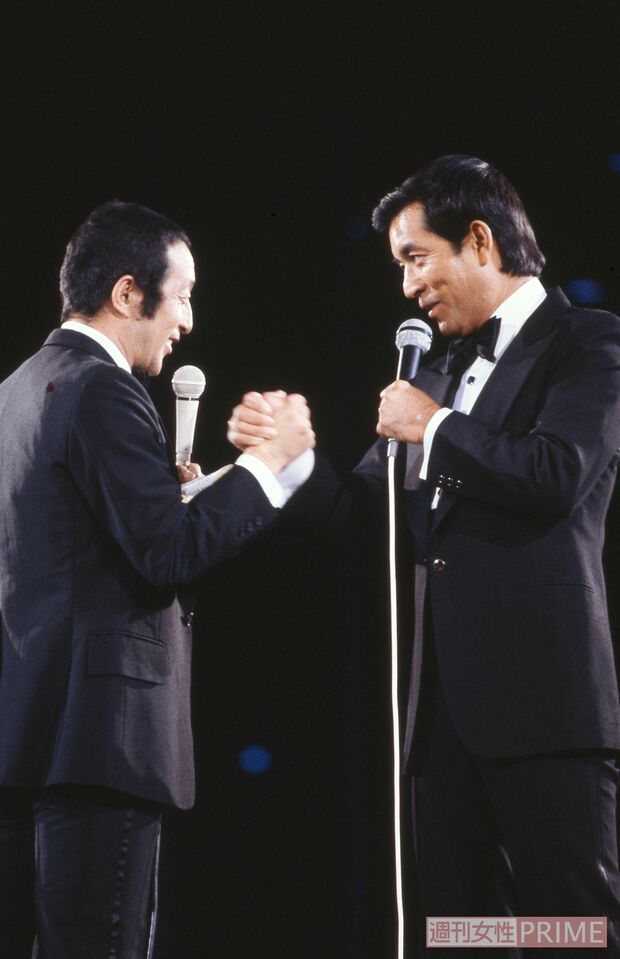 日本武道館で開いた歌手生活20周年記念リサイタルに“若大将”の敵役、“青大将”の田中邦衛さんがゲストで登場し、ステージ競演を果たした（'80年）（撮影／本誌写真班）