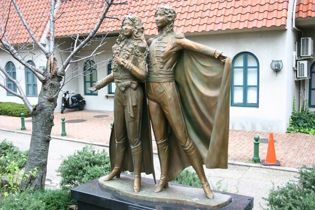 ベルサイユのばら像