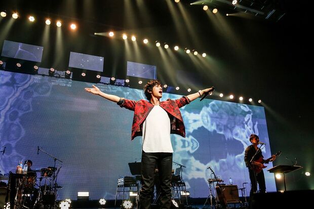 “ラスト1曲”と伝えると会場からは悲鳴が。手で大きく×を作るファンを前に、「バッテン！　X JAPANみたい（笑）」