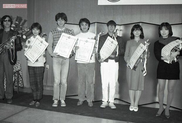 ジューシィ・フルーツのメンバーらと授賞式に並ぶ河合奈保子（右から2番目）