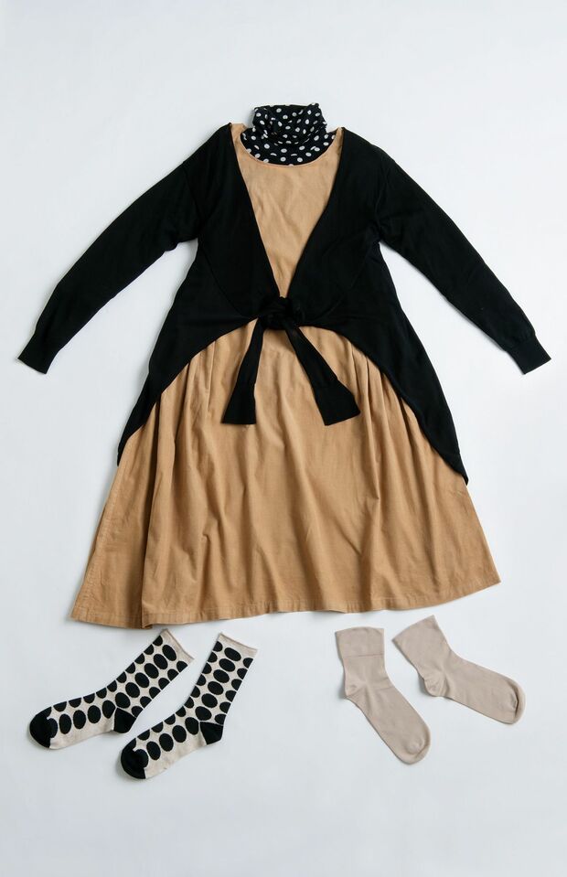 「黄土色のワンピースは母のお気に入り。もうヨレヨレでシミがあっても着たいとのことで、カーディガンで適度に隠しつつ、水玉をポイントに」