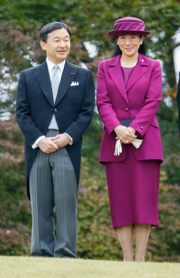 平成27年11月療養中の雅子さまが12年ぶりに出席された秋の園遊会。ぶどう色のスーツにパールネックレスがとても映えていらっしゃる