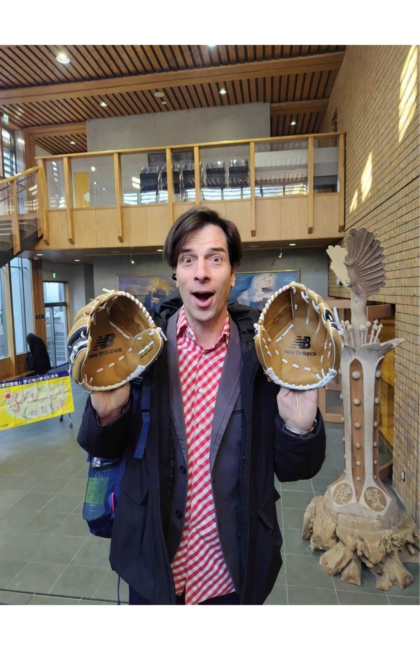 大谷翔平が全国の小学校にプレゼントしたグローブをはめるパックンことパトリック・ハーラン（本人Xより）