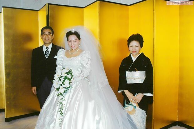 当時の心境を物語る結婚式の写真。大好きな父親にくっつき、母親とは少し距離がある