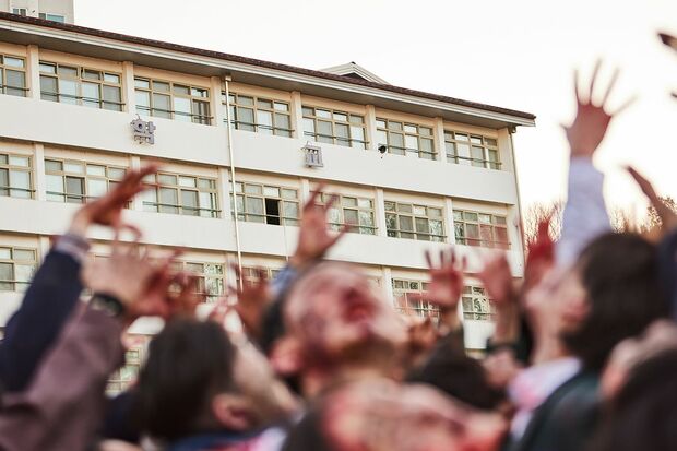学校中、血まみれゾンビの大集団。恐怖！　Netflixシリーズ『今、私たちの学校は…』独占配信中
