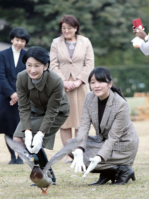 外交団との鴨場交流で放鳥される紀子さま、眞子さま