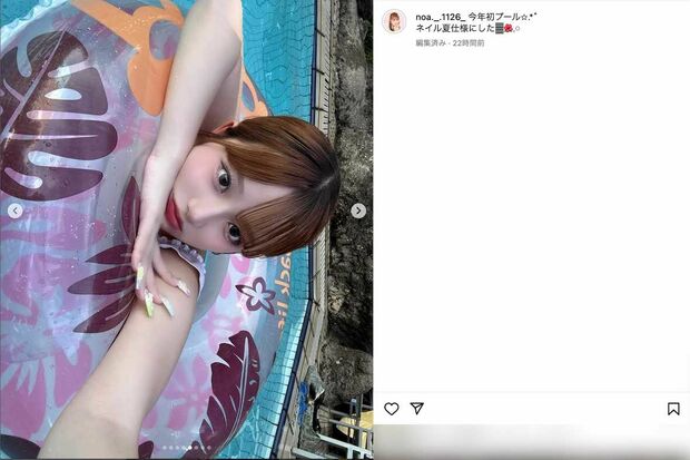 《今年初プール》というコメントとともにピンクの水着ショットを披露した辻希美と俳優の杉浦太陽の長女・希空(本人のインスタグラムより)