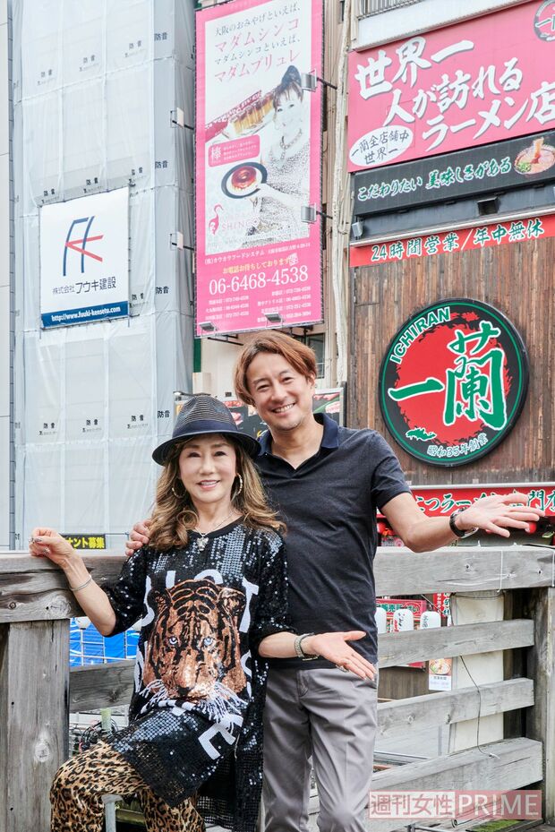 『マダムシンコ』の看板の前で、苦楽を共にした夫の幸治さんと。今年結婚20周年になる　撮影／山田智絵