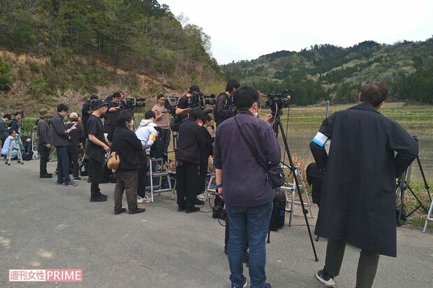 《京都小6男児行方不明事件》遺体発見翌日、報道車両30台超、100人を超える報道陣の姿が