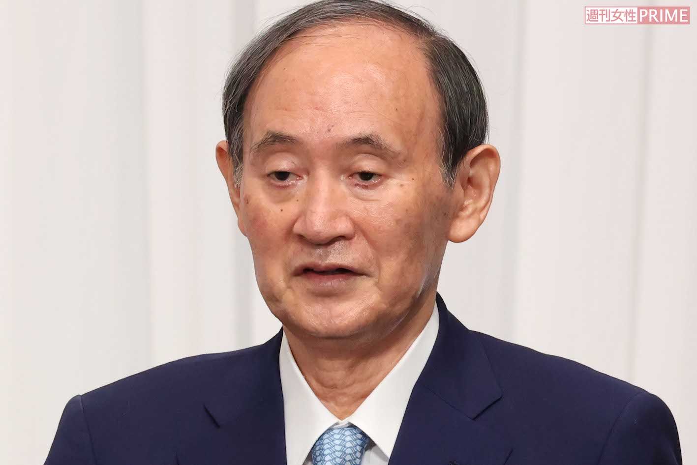 菅義偉元首相、最新ショットが「完全に石化」「明らかに様子がおかしい