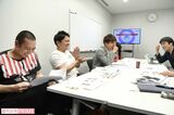 【1】火曜日（隔週）担任の千鳥。通しレギュラーである副担任の中井りか（NGT48）、教育実習のノブナガとともに打ち合わせ。『キングちゃん』や『ゴッドタン』も担当する、気心の知れた佐久間プロデューサー（写真右）との打ち合わせは終始、和やかな雰囲気　撮影／齋藤周造