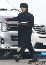 知念侑李 初主演映画のロケで見せた“似合わない”長ラン姿