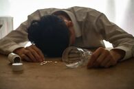 薬物依存の父、発達障害の弟、家を出て行った母、病気の祖母、過酷な家庭環境で育った女性が父親へ抱いた憎悪と希死念慮