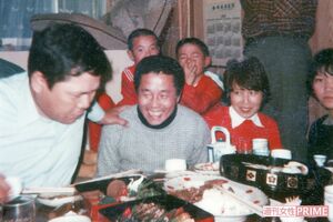 勇さん（中）とキミヱさん（右）。後ろは息子たち