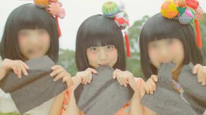 福岡のご当地アイドルだった時代の今田美桜（画像中央）。当時18歳だった（「SAGEMONGIRLSさげもんガールズ」YouTubeチャンネルより※画像は一部加工）