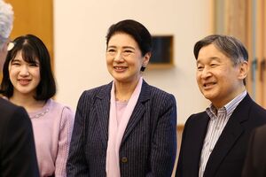 色や柄を意識した、さりげない”リンクコーデ”も秀逸な天皇ご一家