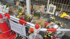 事故現場には花が供えられ、訪れる人が絶えない