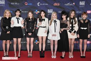 TWICE。左からジヒョ、ジョンヨン、サナ、ナヨン、ダヒョン、モモ、ツウィ、チェヨン