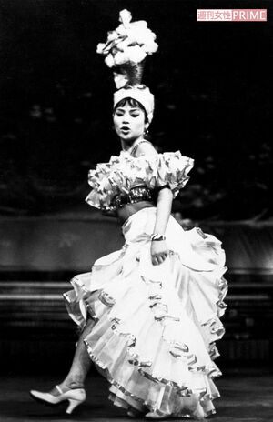 踊りに夢中だったダンサー時代。アクロバティックなダンスもお手のもの。浅草の新世界ではトップダンサーとして活躍し、舞台演出も手がけた