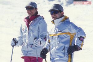 長野県の奥志賀高原スキー場でご趣味のスキーを楽しまれる天皇陛下と雅子さま（'01年）