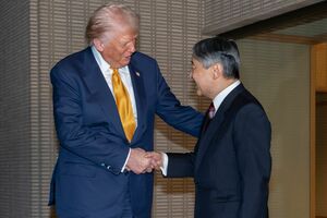 天皇陛下と握手を交わすトランプ大統領（宮内庁提供写真）