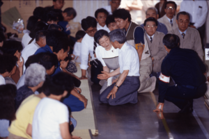 '91年7月、雲仙普賢岳噴火に伴い、被災地を見舞われた上皇ご夫妻。床に膝をつけお話しに
