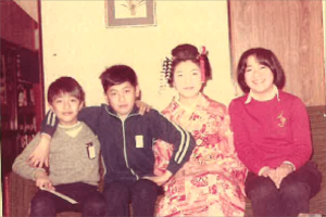 右から姉2人、兄、末っ子の西脇医師。きょうだいはなぜか全員、薬剤師の職についた