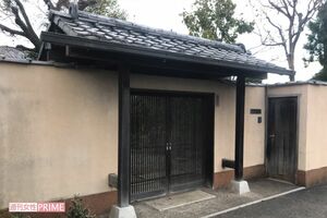 護国神社が所有する佐藤容疑者の自宅。表札ははずされ人の気配はない