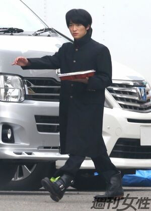 知念侑李 初主演映画のロケで見せた“似合わない”長ラン姿