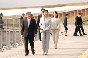 万博の開会式前日に大屋根リングを視察する天皇、皇后両陛下と秋篠宮ご夫妻（2025年4月11日）