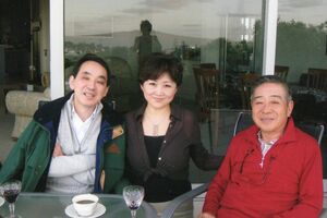 チカさんの亡くなった夫・秀明さん（写真左）は巨泉さんの早稲田大学俳句研究会の後輩だった