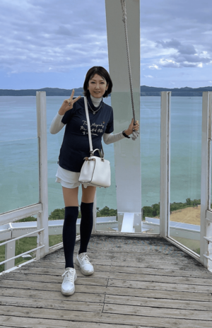 友人たちと訪れた沖縄・古宇利島にて。今もスタイル抜群!（写真／本人提供）