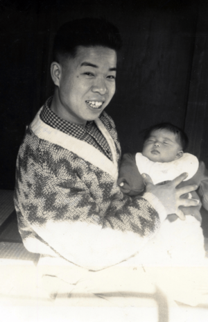 町工場を営んでいた両親のもと、ひとりっ子として生まれ育った