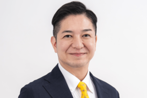 狩俣倫太郎さん(かりまた・りんたろう 琉球放送アナウンサー、執行役員コンテンツ本部アナウンス室長。2023年の脳梗塞・失語症発症を経て、現在は職務に復帰。ラジオ『MUSICSHOWERPlus+』内のコーナー「倫くんの大冒険」(木曜)に出演中。)