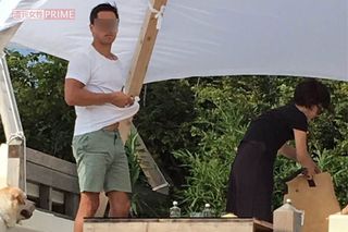 2016年7月、イケメン外国人と海沿いのカフェテラスでデートする滝川クリステル